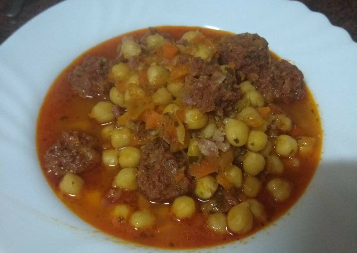 Sopa de garbanzos con albóndigas de chorizo de pueblo