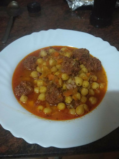 Una foto de Sopa de garbanzos con albóndigas de chorizo de pueblo