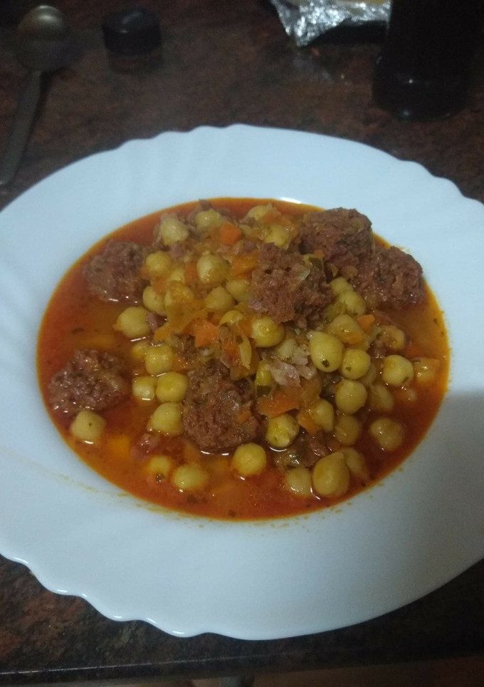 Una foto de Sopa de garbanzos con albóndigas de chorizo de pueblo
