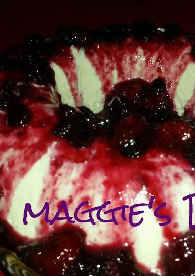 Una foto de Gelatina de yogur y queso bañada de frutos