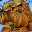 Bánh mì tạo hình hoa cúc nhân sữa dừa
