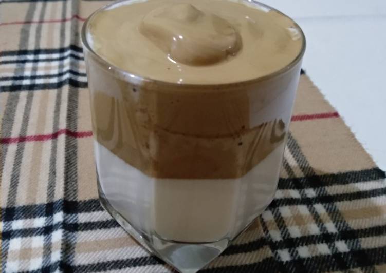 Bagaimana Menyiapkan Dalgona coffee, Enak Banget