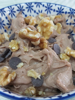 Una foto de Helado casero de plátano con chocolate y nueces