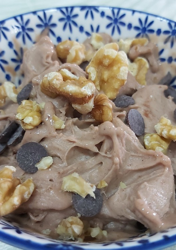 Una foto de Helado casero de plátano con chocolate y nueces