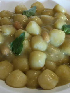Una foto de Ñoquis con cacahuetes y crema de verduras