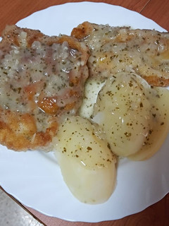 Una foto de San Jacobo de merluza con salsa verde y papas cocidas
