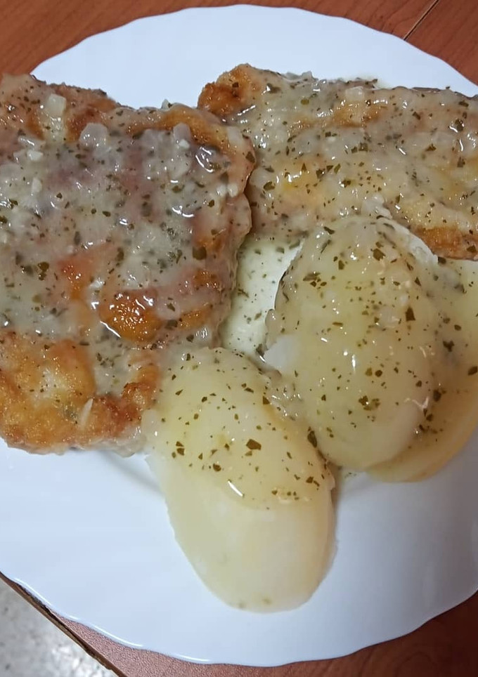Una foto de San Jacobo de merluza con salsa verde y papas cocidas