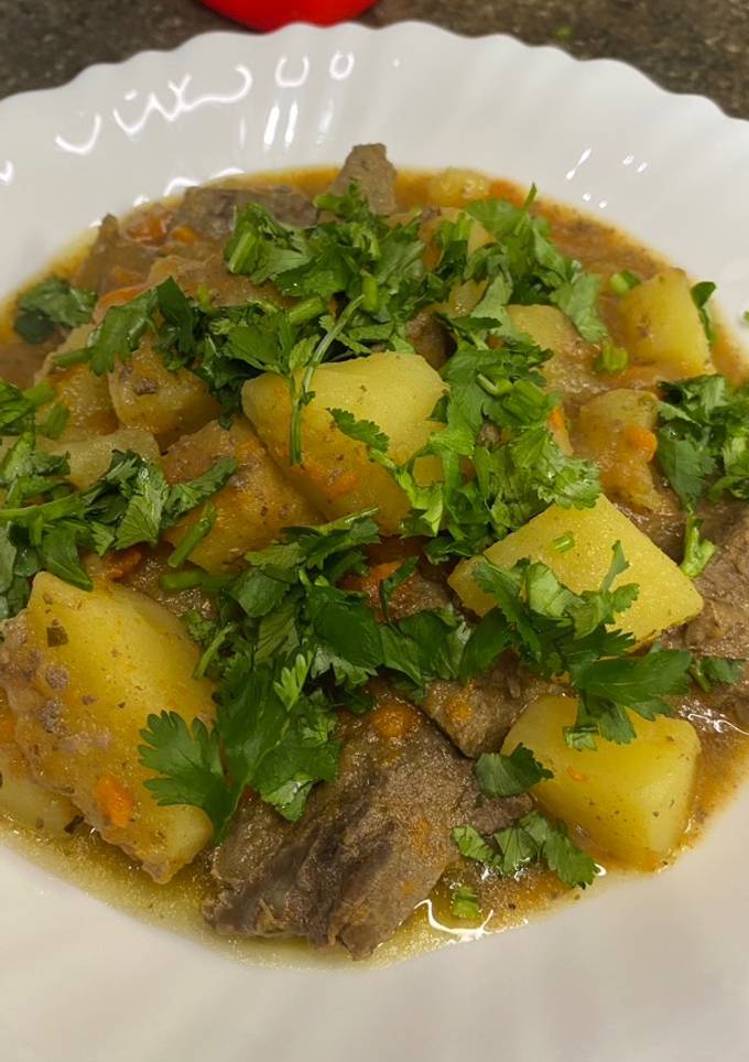 Яловича печінка з овочами тушкована в мультиварці😋