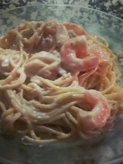 Una foto de Espaguetis con camarones y salsa de quesos