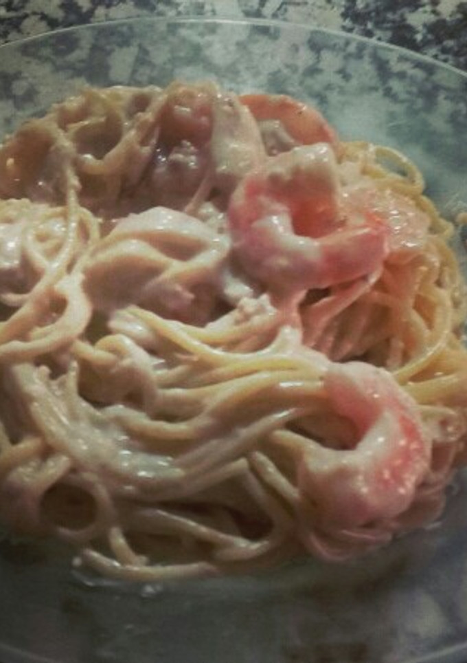 Una foto de Espaguetis con camarones y salsa de quesos