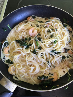 Una foto de Espaguetis al ajillo con gambas y espinacas