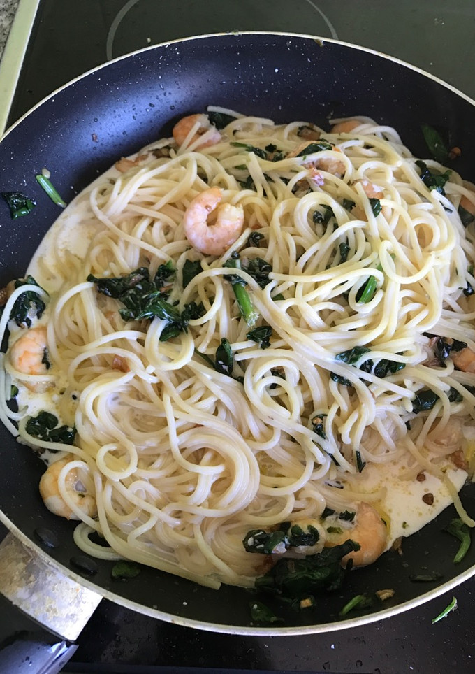 Una foto de Espaguetis al ajillo con gambas y espinacas