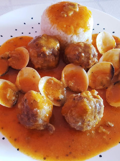 Una foto de Albóndigas con almejas