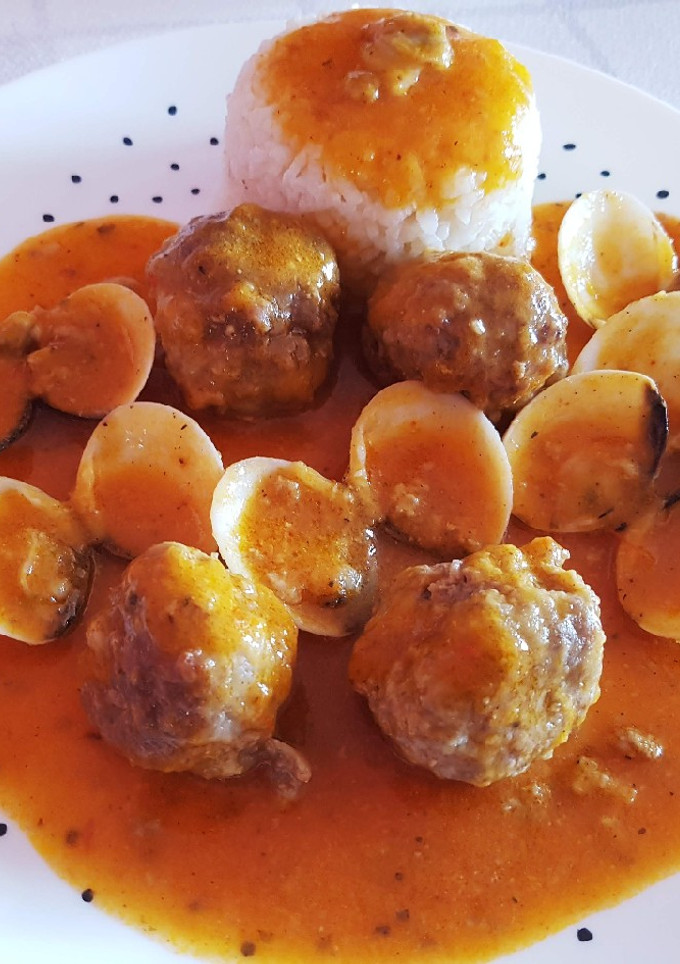 Una foto de Albóndigas con almejas