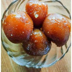 A picture of Gulab jamun.