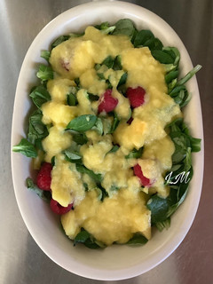 Una foto de Ensalada de canónigos, piña y frambuesas con vinagreta de piña