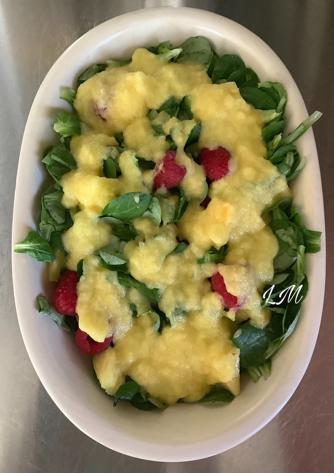 Una foto de Ensalada de canónigos, piña y frambuesas con vinagreta de piña
