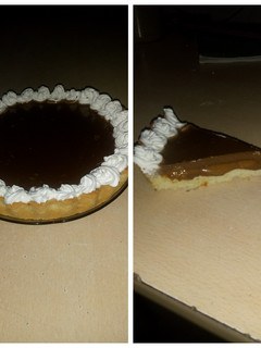 Una foto de Tarta de dulce de leche, chocolate y crema