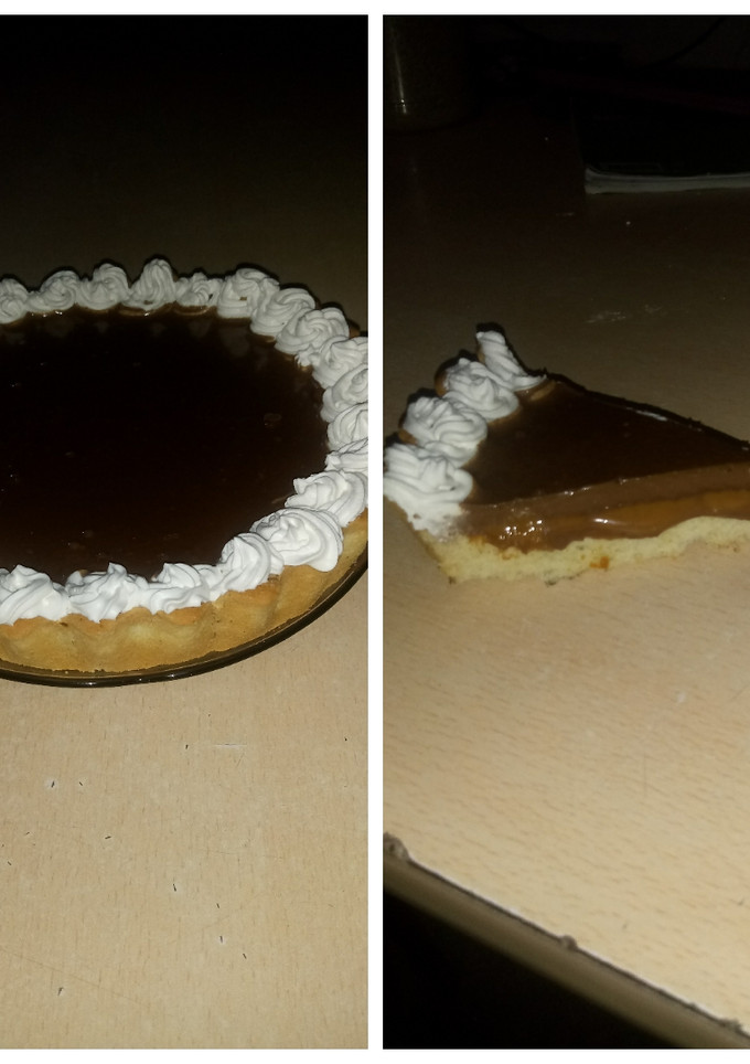 Una foto de Tarta de dulce de leche, chocolate y crema