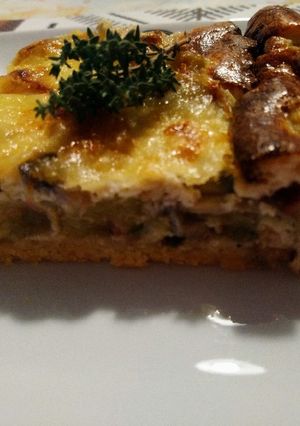 Zdjęcie przepisu Tarta z pieczarkami i cukinią.