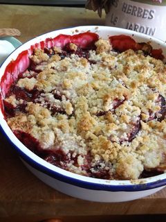 Una foto de Streusel de ciruelas rojas al moscatel