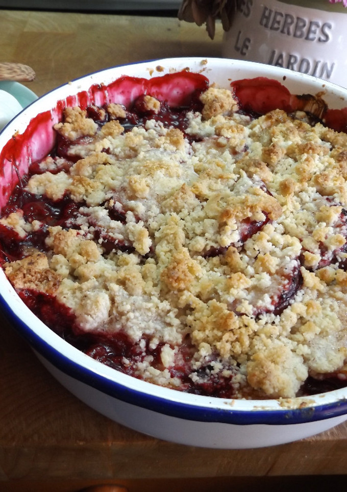 Una foto de Streusel de ciruelas rojas al moscatel