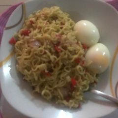 A picture of Peppered Noodles and Boiled egg.