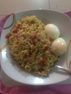 A picture of Peppered Noodles and Boiled egg.