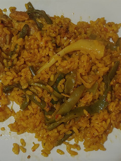 Una foto de Arroz con pollo, espárragos, judías y ajos tiernos