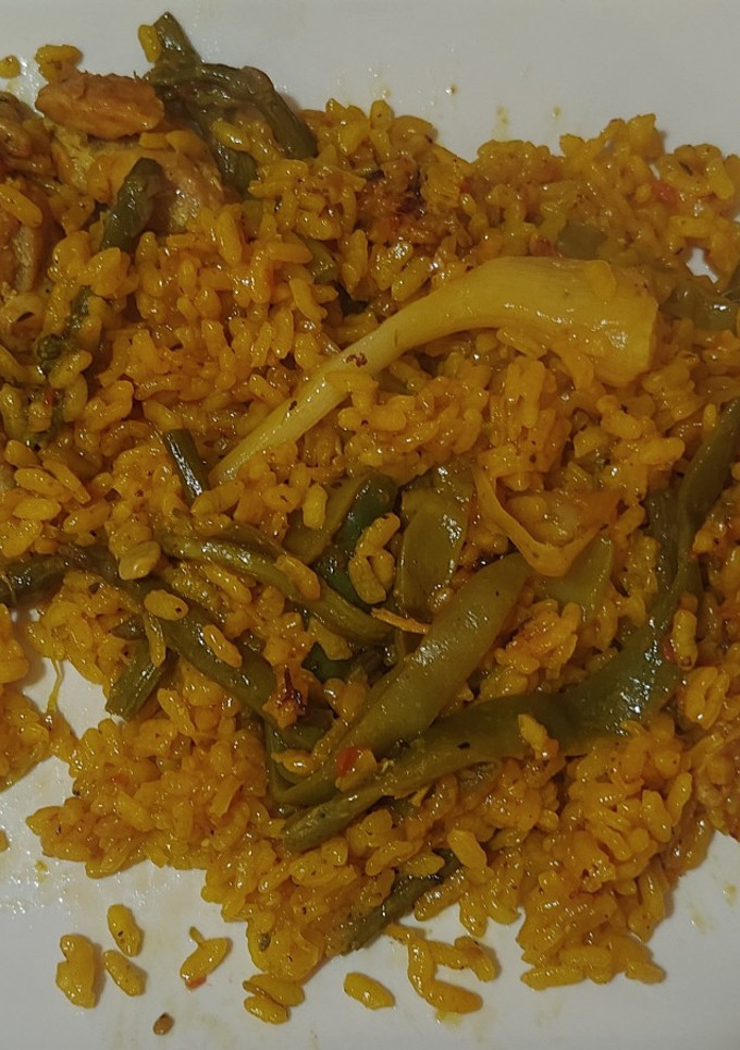 Una foto de Arroz con pollo, espárragos, judías y ajos tiernos