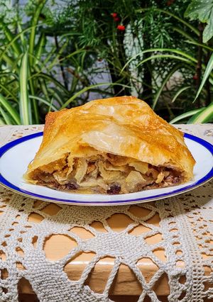 Una foto de Strudel de manzana y nuez 🍏 dedicado a mi abuela eslovena 🍏 Jabolčni štrudelj 🍏