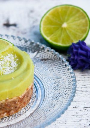 Une photo de Tartelette crue au citron vert et avocat