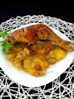 Una foto de Muslos de pollo con patatas panaderas
