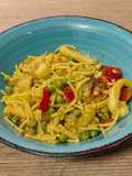 Sepia con fideos, pimiento rojo y guisantes