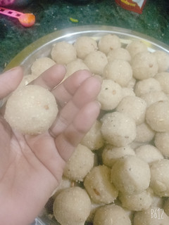 तिल मावे के लड्डू(Til mawe ke laddu recipe in Hindi) रेसिपी मुख्य फोटो