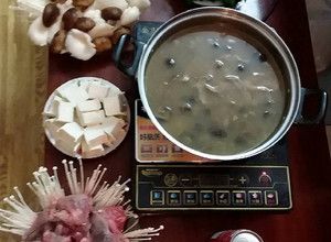 Hình của món Lẩu nấm chim câu.