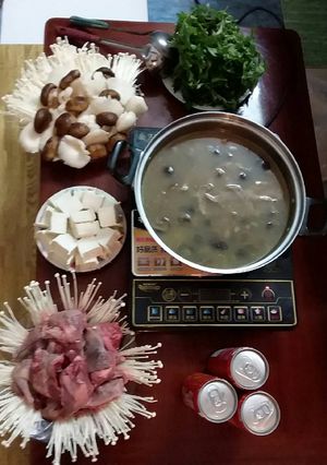 Hình của món Lẩu nấm chim câu.