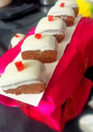 મીની ચોકલેટ કેક બાઈટ (Mini Chocolate Cake Bites Recipe In Gujarati) રેસીપી મુખ્ય ફોટો