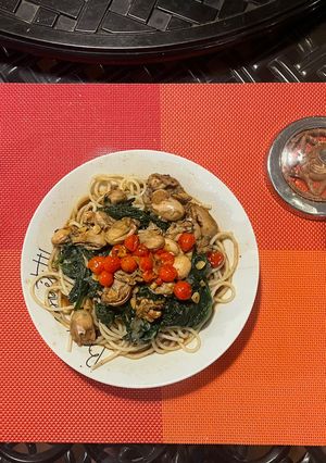 Una foto de Spaghetti con ostiones y espinacas