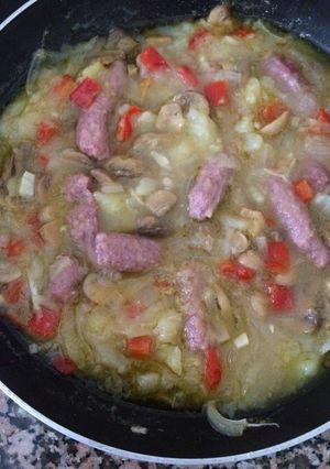 Foto principal de Cazuela de salchichas, champiñón y patata a la cerveza