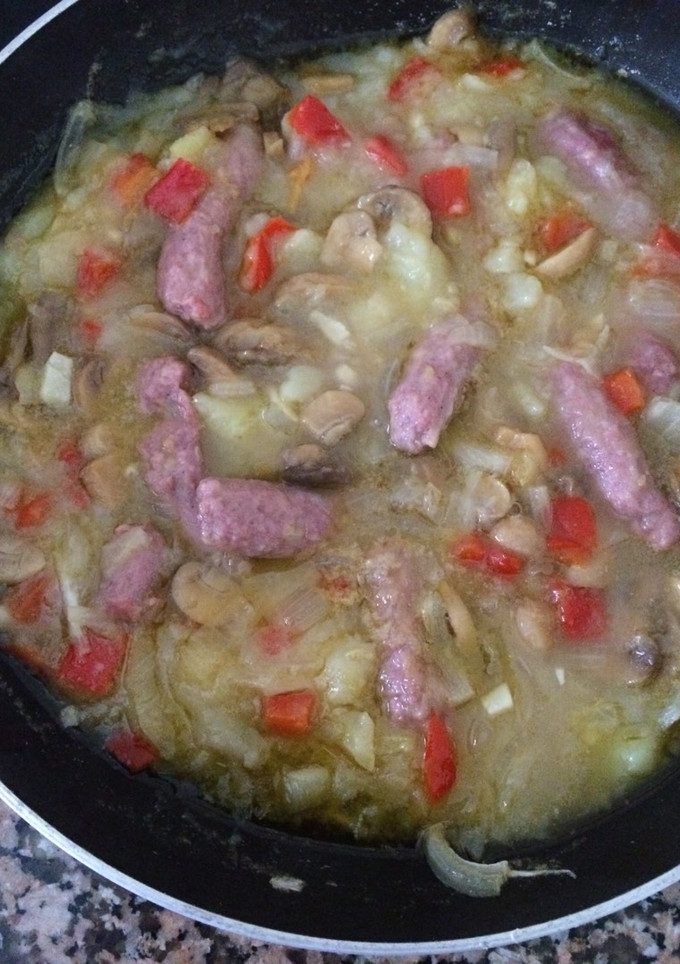 Una foto de Cazuela de salchichas, champiñón y patata a la cerveza