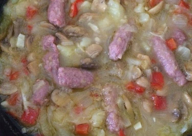 Cazuela de salchichas, champiñón y patata a la cerveza