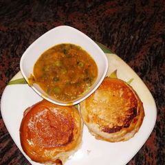 A picture of Allo matar ki sabji & Bread.