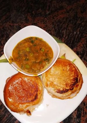 A picture of Allo matar ki sabji & Bread.