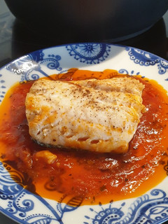 Una foto de Merluza en salsa de tomate y ajo