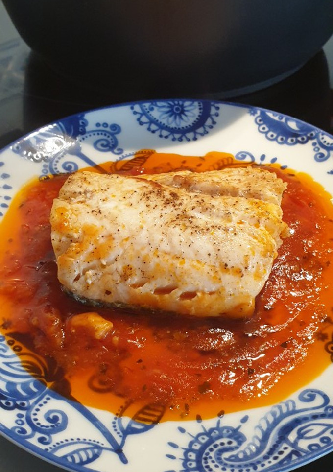 Una foto de Merluza en salsa de tomate y ajo