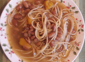Una foto de Porotos con riendas