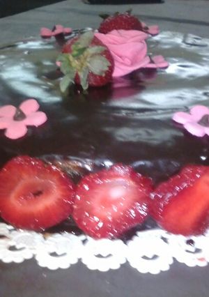 Una foto de Torta de manteca con canash y frutillas