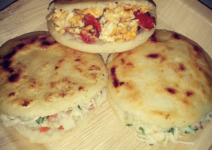 Premium Photo  Arepas venezolanas en budare o plancha