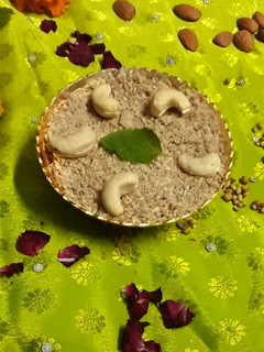 धनिया पंजीरी (Dhaniya Panjiri recipe in Hindi) रेसिपी मुख्य फोटो